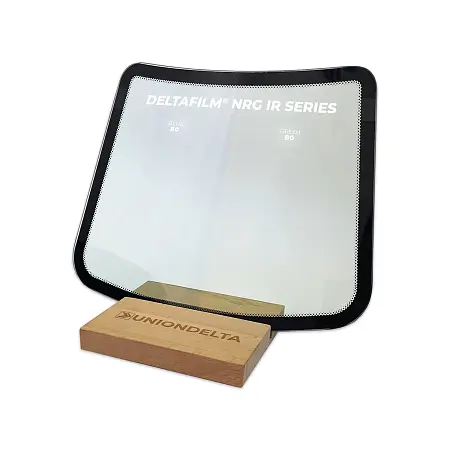 Модель лобового стекла с образцами атермальных пленок DELTAFILM NRG, на деревянной подставке